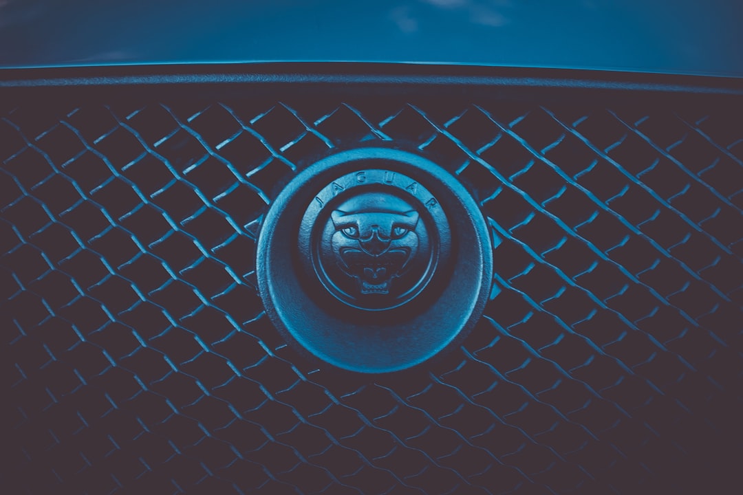 round-silver-vehicle-emblem-cxol3fixals